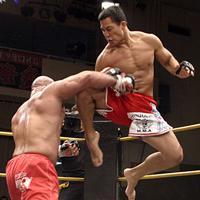 韩国拳手一场比赛被方便击倒四次 每次都是四脚朝天似乌龟的分享者